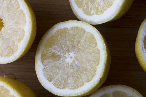 切断面上のレモン半分の上面図 — ストック写真