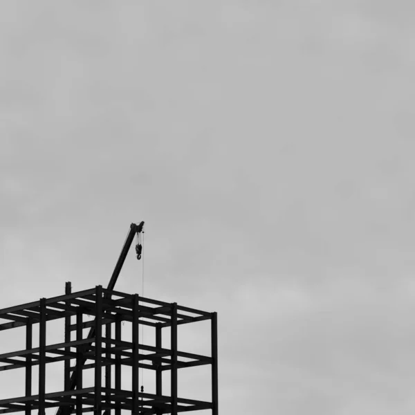 Czarno Białe Zdjęcie Sylwetki Żurawia Budowlanego — Zdjęcie stockowe