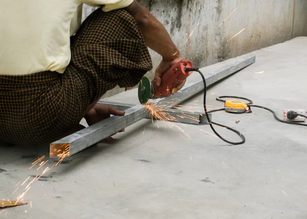 Färg Foto Worker Cutting Steel Med Elektrisk Wheel Grinder — Stockfoto