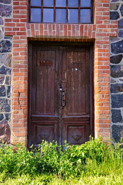 Единственная Деревянная Дверь Старом Городском Доме Старая Литая Стена Дома — стоковое фото