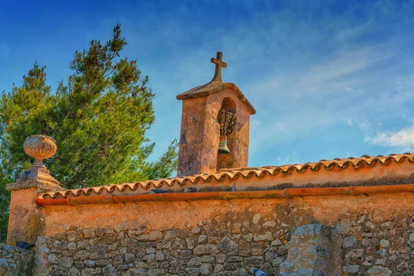 Kostelní Věž Zvonkem Španělském Stylu Proti Modré Obloze — Stock fotografie