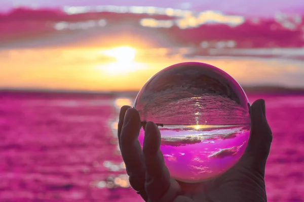 Zon Ondergaat Boven Het Bodenmeer Schijnt Door Een Glazen Bol — Stockfoto