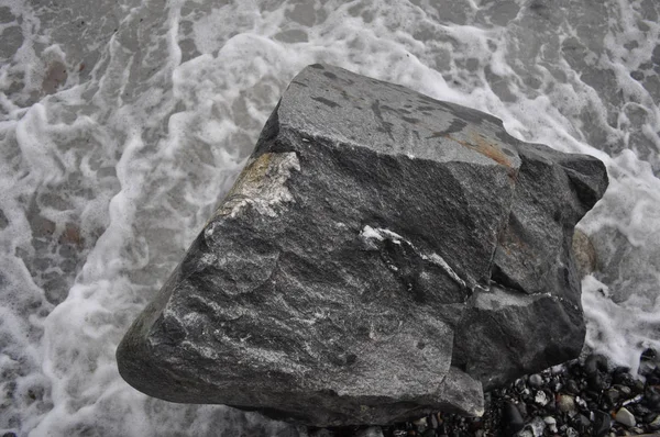 Osamocený Žulový Kámen Břehu Baltského Moře Vlnách — Stock fotografie