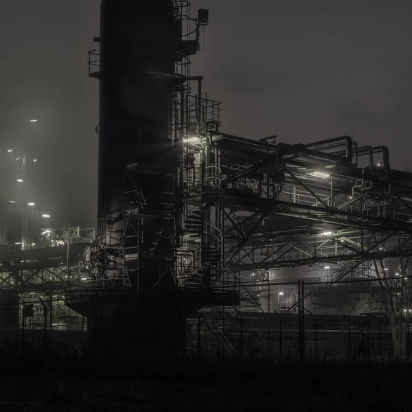 Nachtaufnahme Einer Produktionsanlage Für Petrochemie — Stockfoto