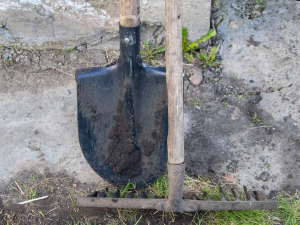 Alter Holzzaun Und Ein Rostiger Nagel Ragen Heraus — Stockfoto