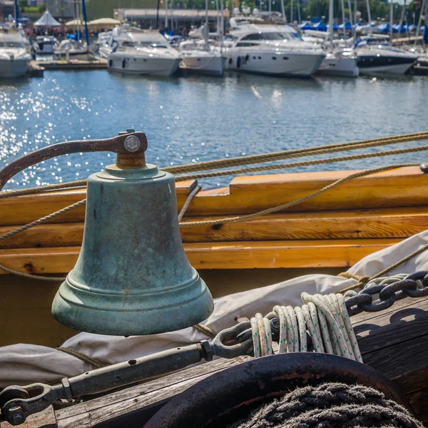 Campana Nave Una Vecchia Barca Vela — Foto Stock