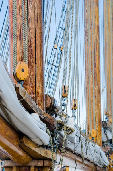 折叠的帆和桅杆在一艘旧帆船上 — 图库照片