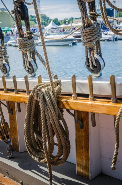 Rigging Oude Zeilboot Tegen Achtergrond Van Moderne Jachten — Stockfoto