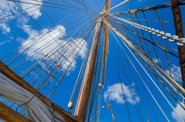 Opgevouwen Zeil Mast Een Oude Zeilboot — Stockfoto
