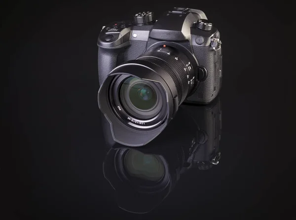 Dslr Fotocamera Professionale Sfondo Nero — Foto Stock