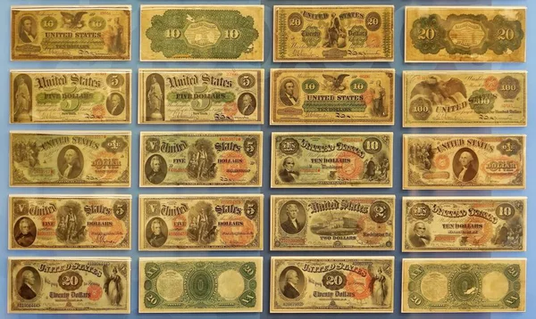 在科罗拉多州丹佛市联邦储备银行的展览 这些美元是放在玻璃窗后面的 允许在监督下摄影 — 图库照片