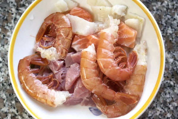 えびイタリアン パスタ ミスト マーレを準備するフィレット魚のキューブのさまざまな混合 — ストック写真