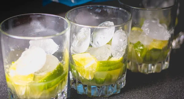 Camarero Pone Cubitos Hielo Vasos Caipirinha Brezillian Una Encimera Antracita — Foto de Stock