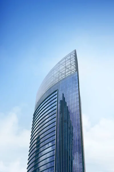 Edificio Oficinas Moderno Con Ventanas Cristal Azul Frente Hermoso Cielo — Foto de Stock