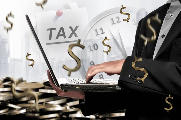 Geschäftsmann Hält Laptop Mit Frist Für Steuerzahlung Vor Modernem Hintergrund — Stockfoto
