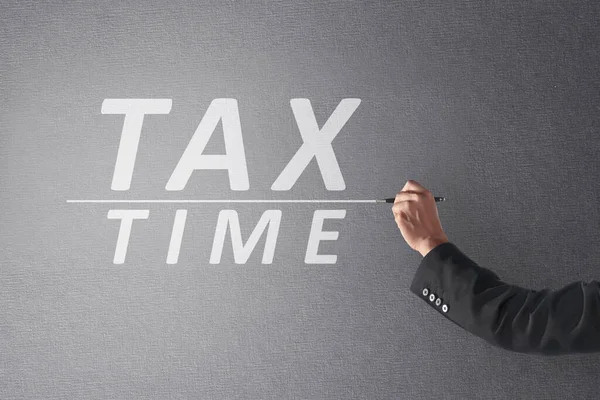 Geschäftsmann Schreibt Tax Time Mit Stift Auf Tafel — Stockfoto