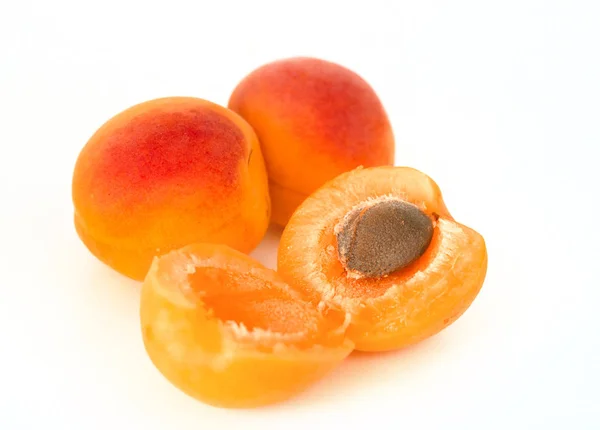 Abricots Mûrs Isolés Sur Fond Blanc Une Saine Alimentation Des — Photo