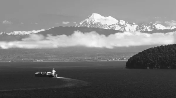 Великий Корабель Відправляється Puget Sound Baker Overlooking — стокове фото