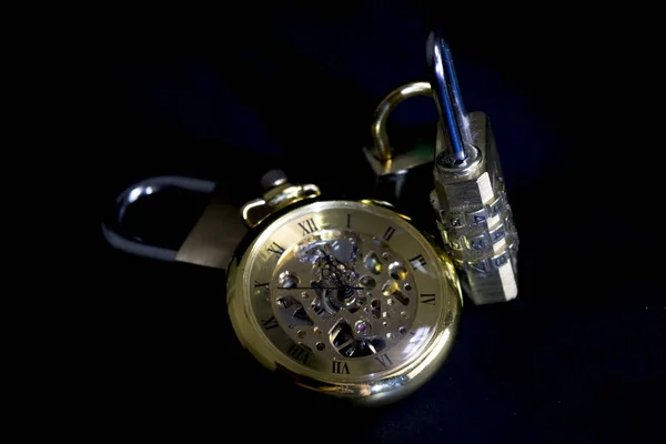 Tempo Segurança Com Relógio Antigo Alguns Cadeados — Fotografia de Stock