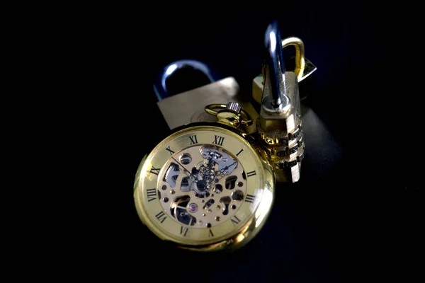 时间和安全性与一个旧时钟和一些挂锁 — 图库照片