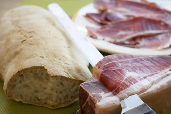 意大利著名的干腌制火腿 手工切碎 — 图库照片