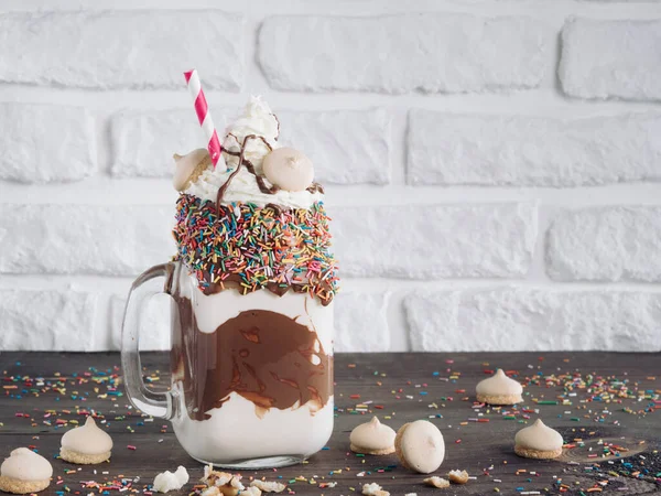 Kahverengi Masada Freakshake Mason Kavanoza Görünümünü Kapatın Korkmuş Milkshake Ile — Stok fotoğraf