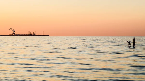 Paar Baden Bij Zonsondergang Zee — Stockfoto