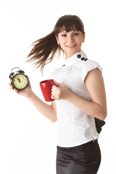 年轻的女商人拿着一个闹钟和一个白色背景的杯子 午饭时间 — 图库照片