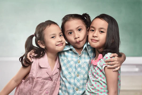 Grupo Niños Asiáticos Con Expresión Divertida Frente Tablero Tikboard — Foto de Stock