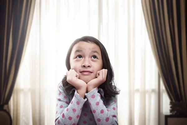 Menina Asiática Bonita Pensando Sonhando Com Dia Sala Estar Frente — Fotografia de Stock