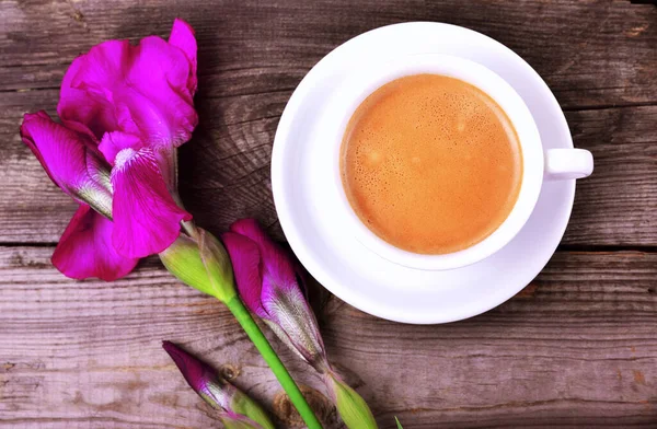 Tasse Cappuccino Und Violett Blühende Iris Auf Grauem Holzhintergrund Draufsicht — Stockfoto
