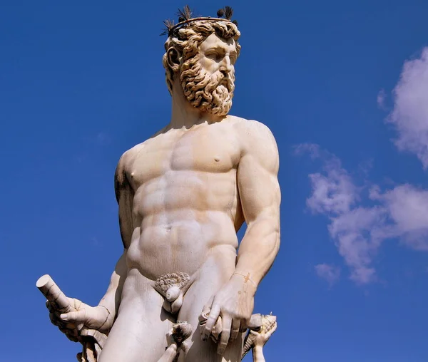 フィレンツェのネプチューン噴水にあるポセイドン像は — ストック写真