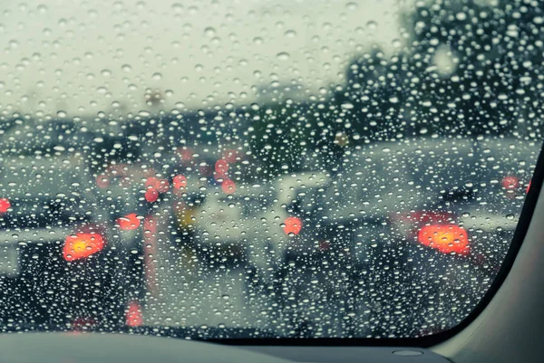 Verschwommen Fahrendes Auto Durch Nasse Frontscheibe Bei Regen Gesehen Retro — Stockfoto