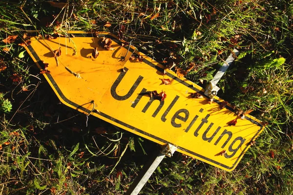 Gelbes Verkehrszeichen Umleitung Gras Straßenrand — Stockfoto