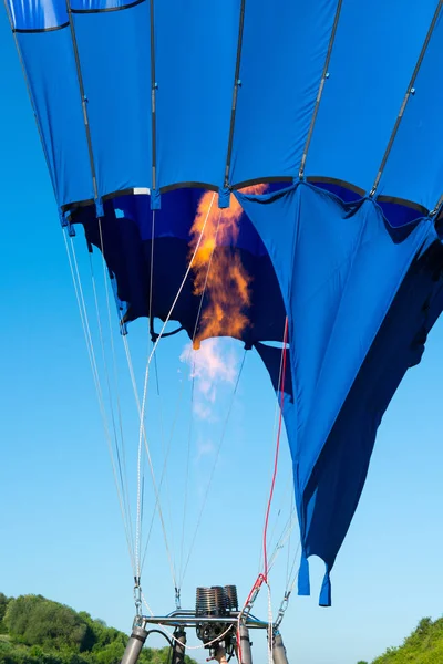 Μπλε Αερόστατο Θερμού Αέρα Πριν Την Εκκίνηση — Φωτογραφία Αρχείου