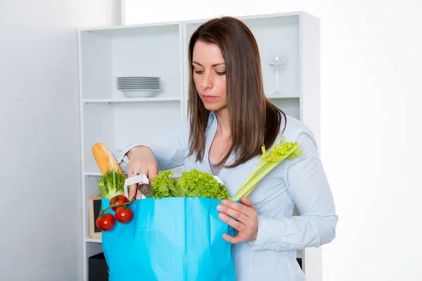 Junge Dunkelhaarige Frau Mit Ihrem Lebensmittel Einkauf Der Küche — Stockfoto