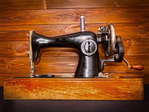 Old Sewing Machine Wooden Background — Stock Photo, Image