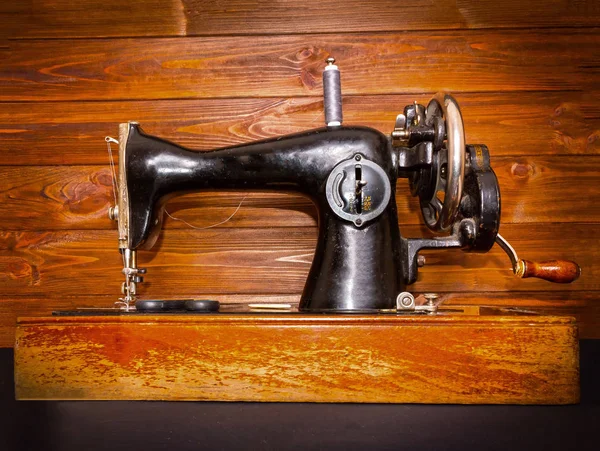 Vieja Máquina Coser Sobre Fondo Madera —  Fotos de Stock