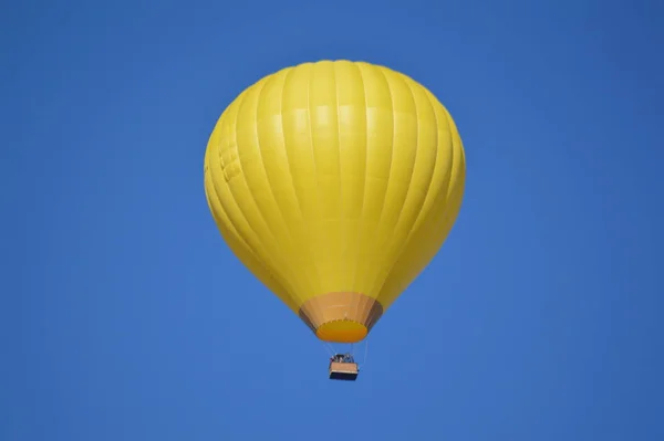 日曜の午前7時に庭の熱気球が青空を背景に — ストック写真