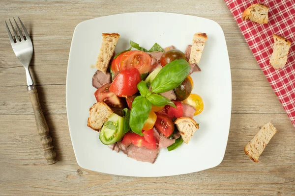 Salat Mit Tomaten Roastbeef Brot Und Basilikum Auf Einem Teller — Stockfoto