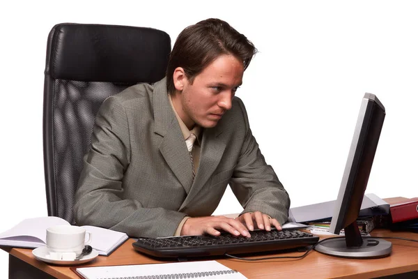 白い背景にコンピュータを見ているストレスのあるビジネスマン — ストック写真