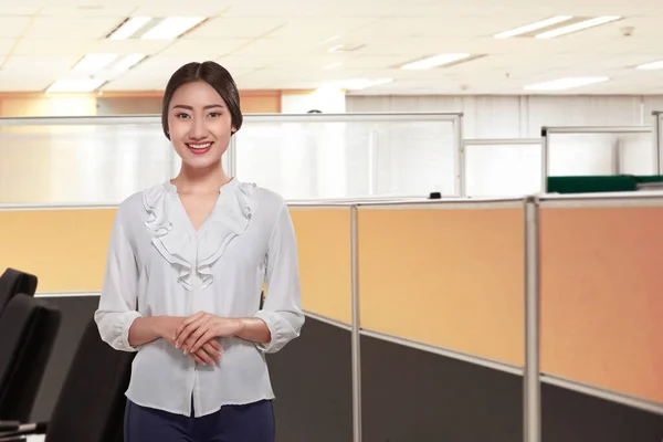 Beautiful Asian Business Woman Standing Folded Arm Office — Stock Photo, Image