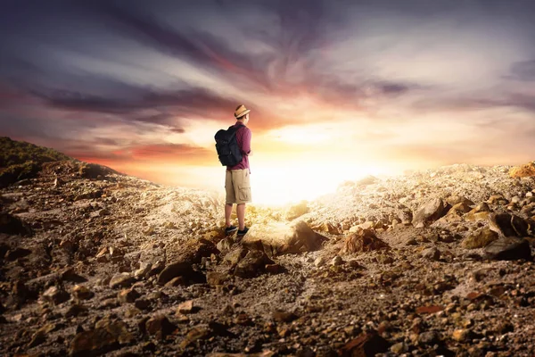 Młody Azjatycki Człowiek Plecakiem Wędrówki Skalistych Górach Patrząc Wschód Słońca — Zdjęcie stockowe