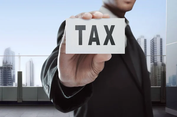 Zakenman Toont Tax Tekst Witte Kaart Kantoor — Stockfoto