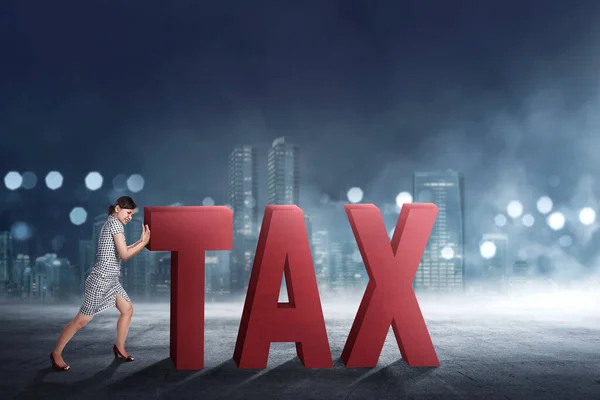 Schöne Asiatische Geschäftsfrau Verdrängt Steuer Text Mit Stadtbild Hintergrund — Stockfoto