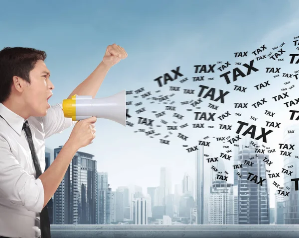 Asiatischer Geschäftsmann Mit Megafon Ruft Tax Ankündigung Mit Modernem Bauhintergrund — Stockfoto