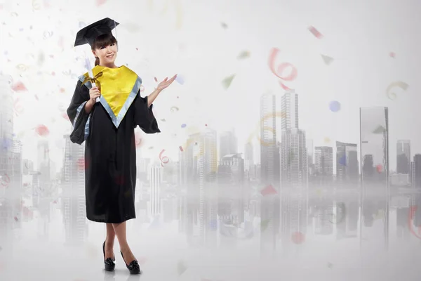 Allegro Asiatico Donna Celebrando Laurea Con Laurea Cap Dan Certificato — Foto Stock