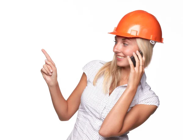 戴着硬礼帽的女建筑师在白色背景的手机前交谈 — 图库照片