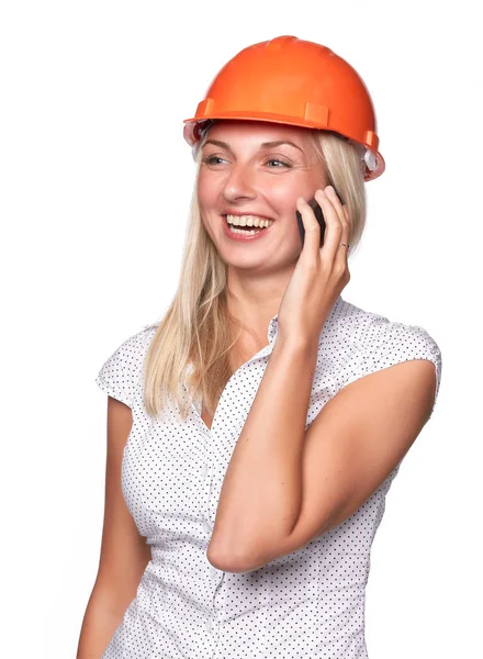 Kobieta Architekt Twardym Kapeluszu Rozmawia Przez Telefon Komórkowy Białym Tle — Zdjęcie stockowe