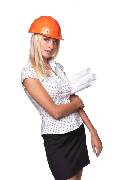 白い背景に硬い帽子をかぶった若い笑顔の女性建築家 — ストック写真